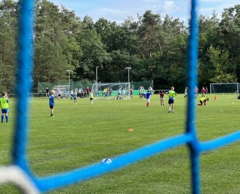 Kinder und Jugendliche beim Fußballtraining auf dem Vereinsgelände von Blau-Weiß Mahlsdorf/Waldesruh