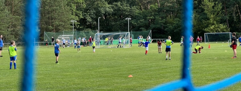 Kinder und Jugendliche beim Fußballtraining auf dem Vereinsgelände von Blau-Weiß Mahlsdorf/Waldesruh