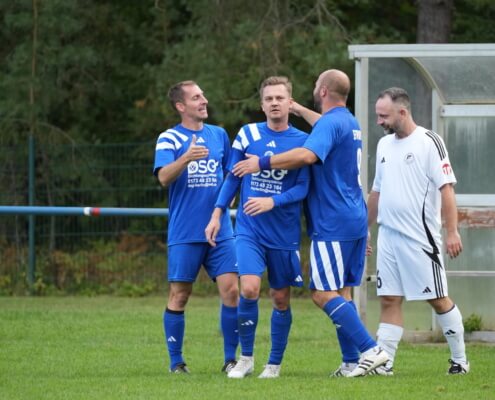 Ü40-Spieler von Blau-Weiß Mahlsdorf/Waldesruh feiern gemeinsam auf dem Spielfeld
